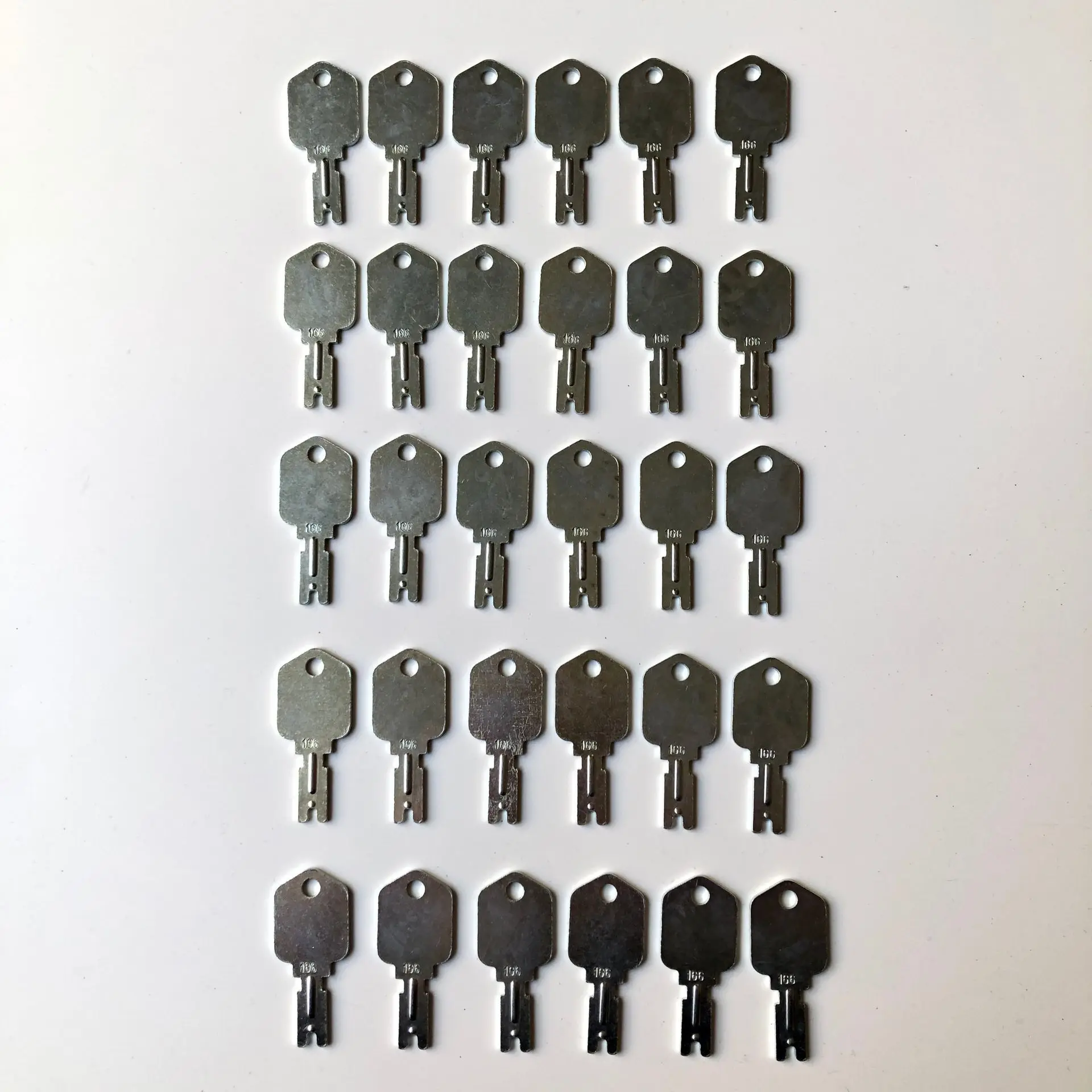 

30PCS 166 Forklift key for Pollak Clark Yale Hyster For Komatsu Mustang Gradall Gehl for Daewoo Doosan A214062 5133504