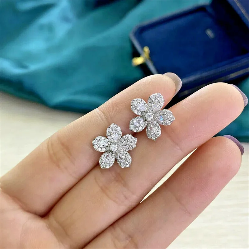 

Серьги женские Серебристые в виде цветка с фианитом и кристаллами