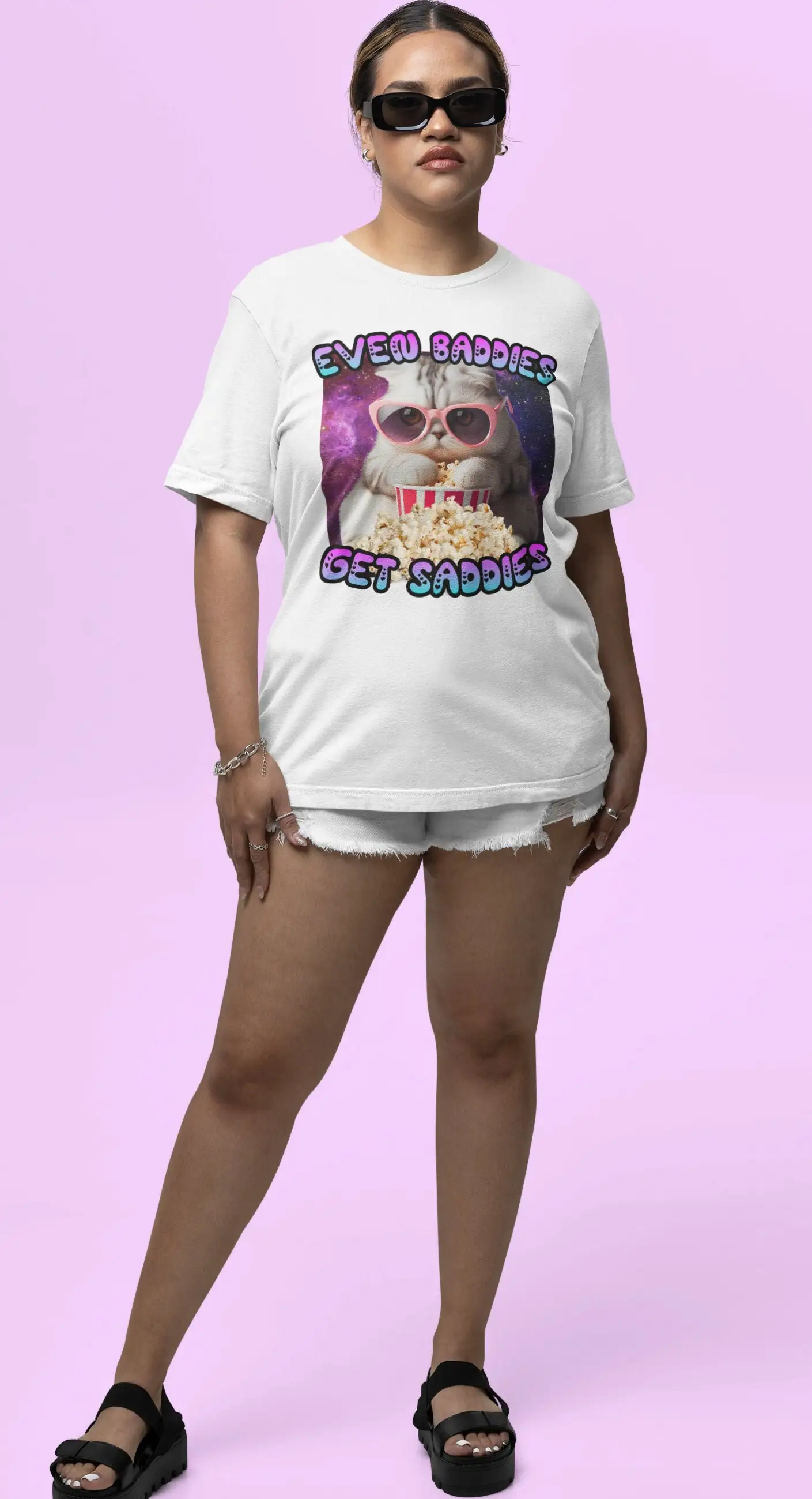 Футболка Even Baddies Get Saddies с милым котом забавный мем енот для ее влюбленных Cringe Weircore
