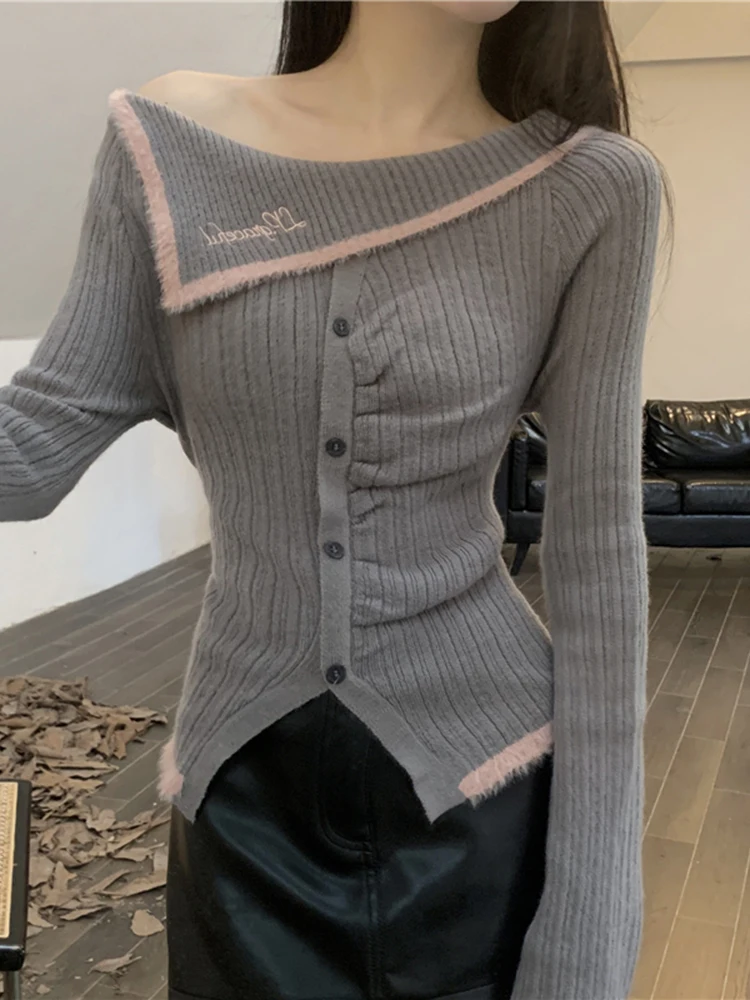 Красный свитер с воротником-лодочкой и открытыми плечами однотонный вязаный