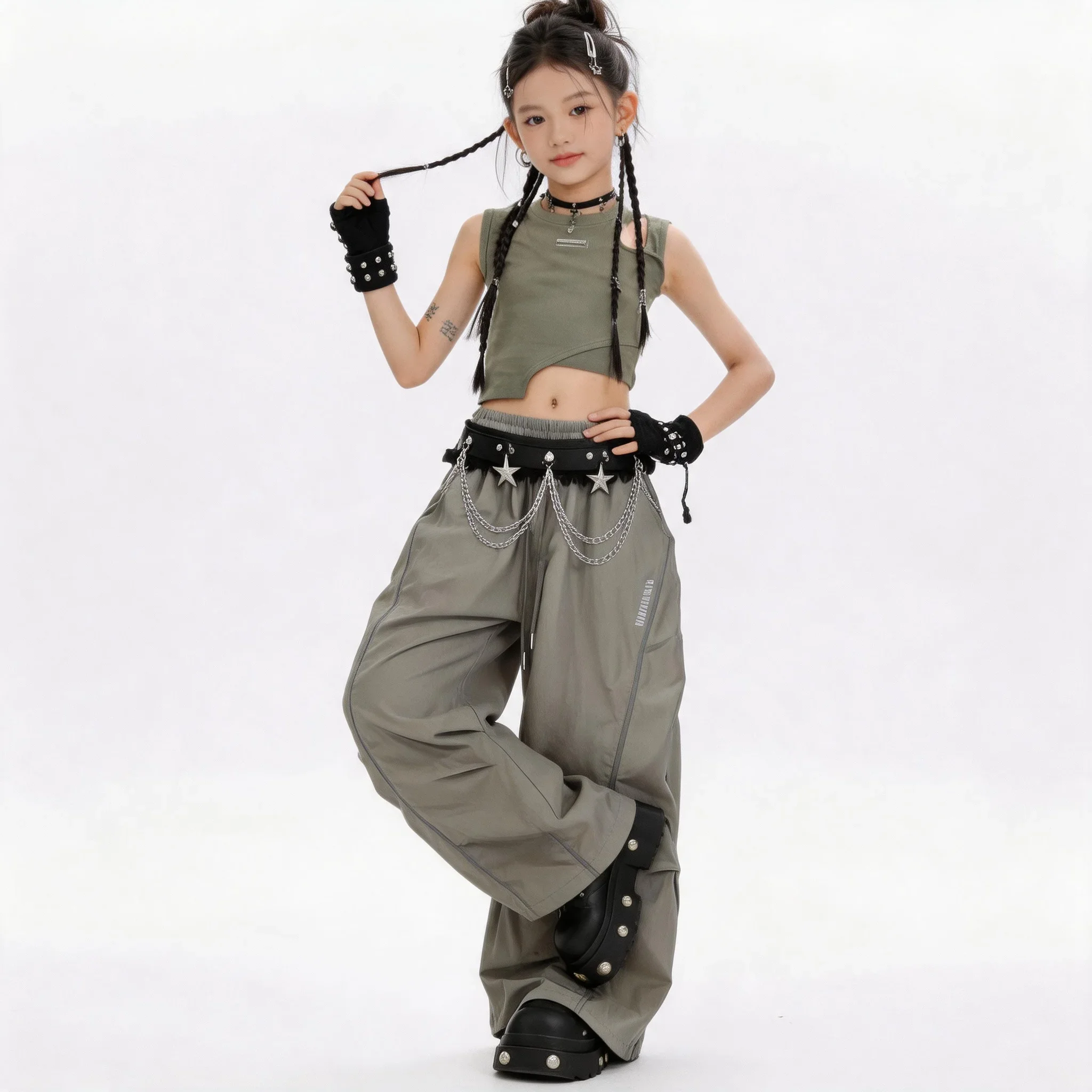 Фото Одежда для танцев в стиле K-pop, хип-хоп, джаз для девочек: черный топ на бретелях, серые повседневные брюки с широким поясом. №2