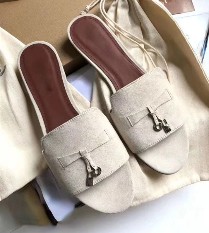 2023 Summer Flat Kid Suede Slippers Women Metal Lock Tie Decor Monochrome Open Toe Sandals Ladies Outdoor Holiday Casual Shoes