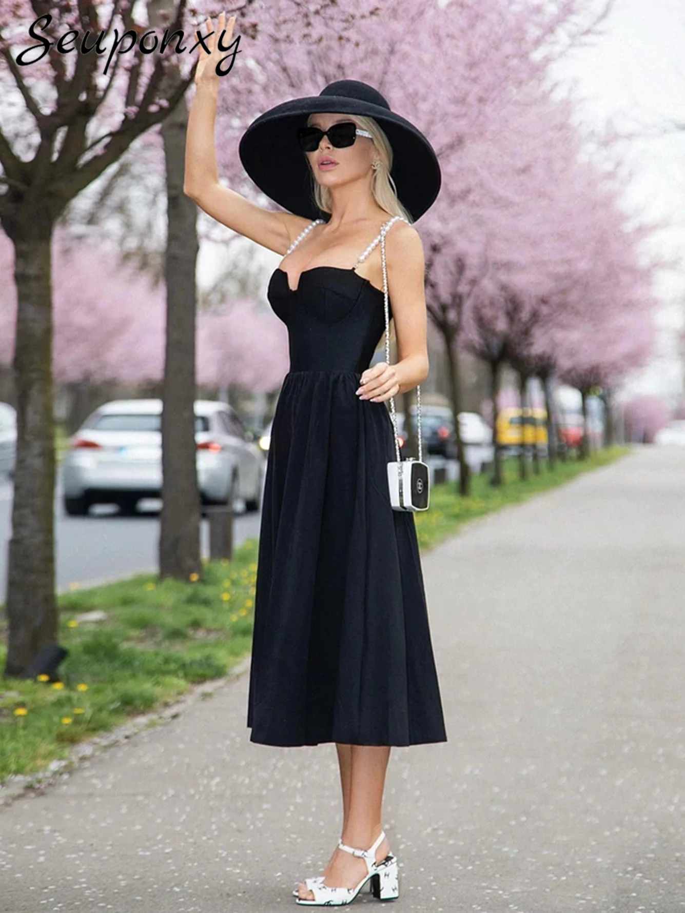 Женское облегающее платье на тонких бретельках черное элегантное вечернее с