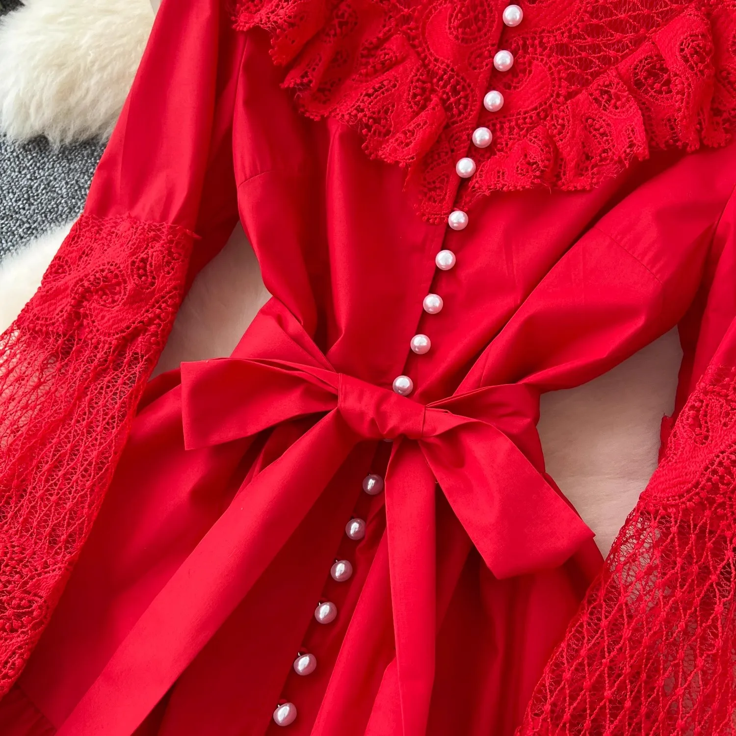 Женское модельное платье составного кроя Красное длинное с оборками и цветочной