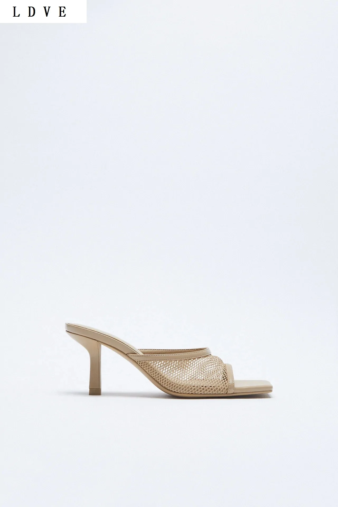 

Босоножки на высоком каблуке из сетчатого материала, черные босоножки на среднем каблуке. Сетчатый верх. Пятка на подкладке. Квадратный нос...