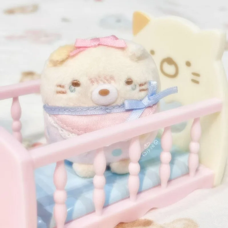 Фото Плюшевая игрушка Sumikko Gurashi из серии «Пустышки»: котёнок Неко с милым кружевным нагрудником и бантом. Мягкая игрушка-украшение SumikkoGurashi. №2