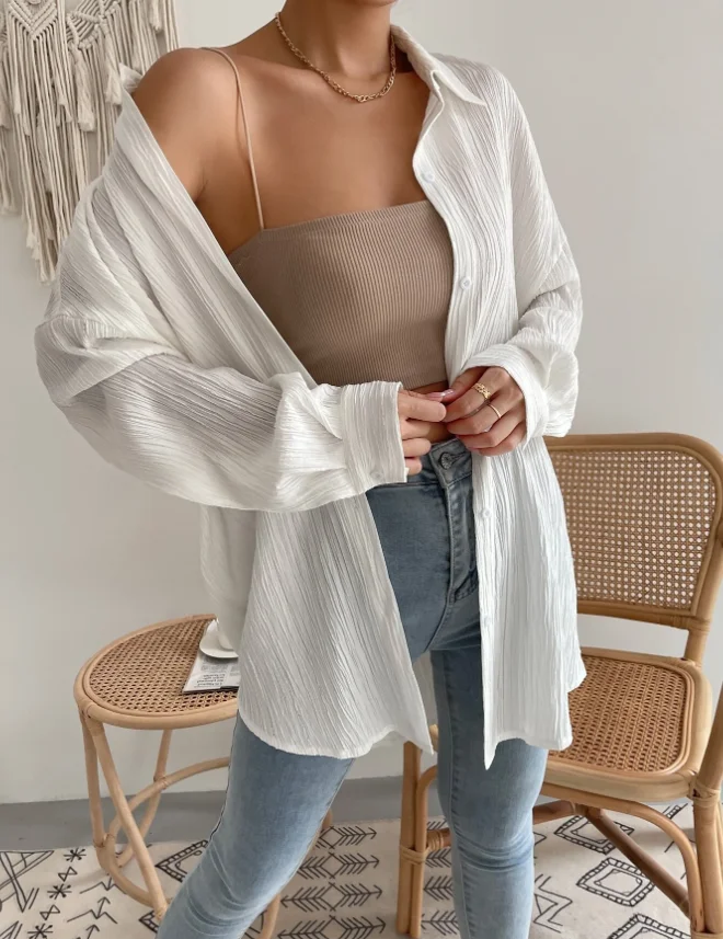 Белая пляжная рубашка с пуговицами на плечах и волнистым узором подходит для