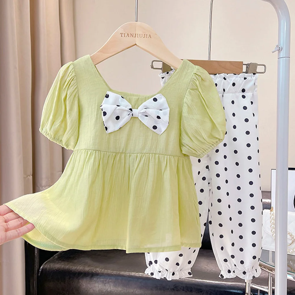 

Комплект одежды для маленьких девочек, однотонный топ с большим бантом + штаны в горошек, модная летняя одежда из двух предметов для детей