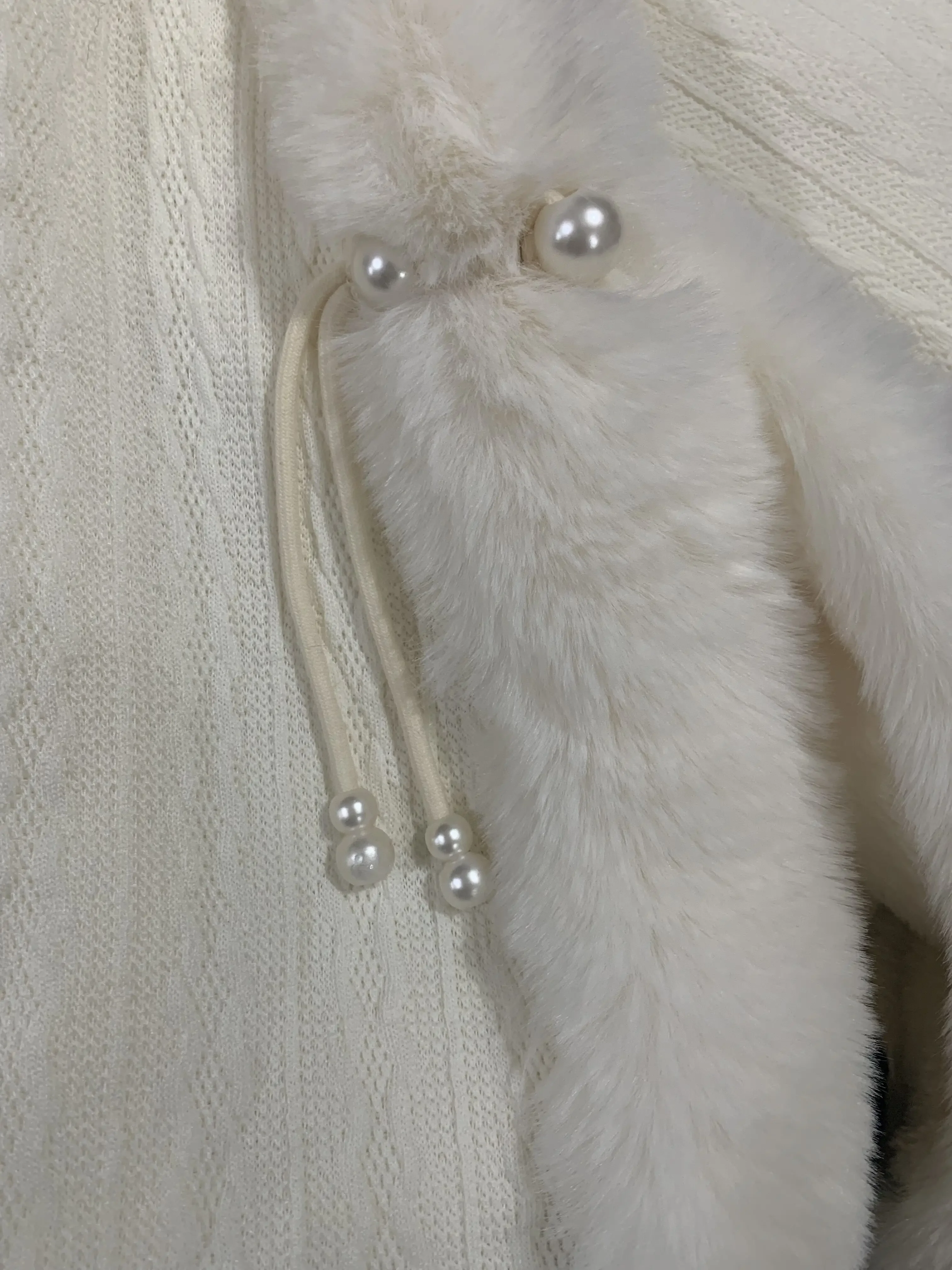 Маленькая накидка-шаль женская осенне-зимняя короткая однотонная бархатная