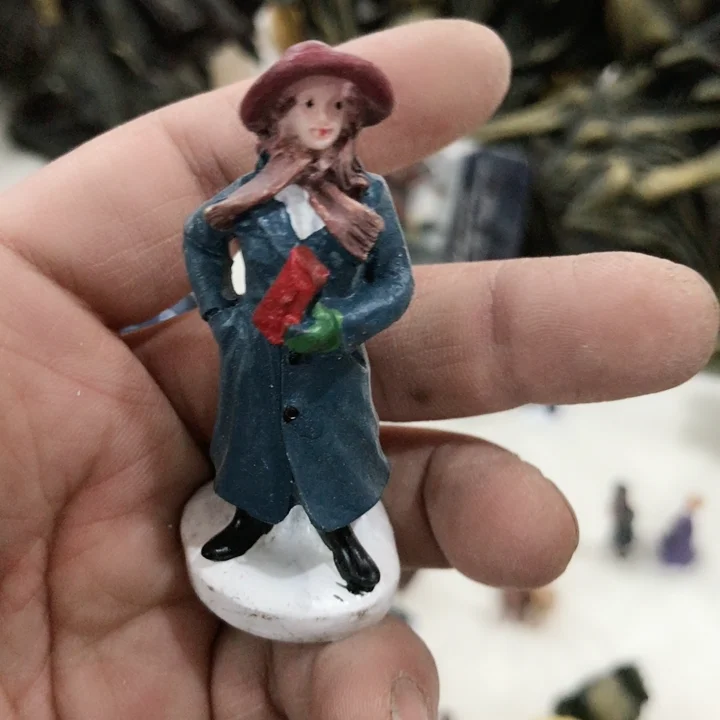 

Resin figure mental psychological sand table game box court therapy woman girl
