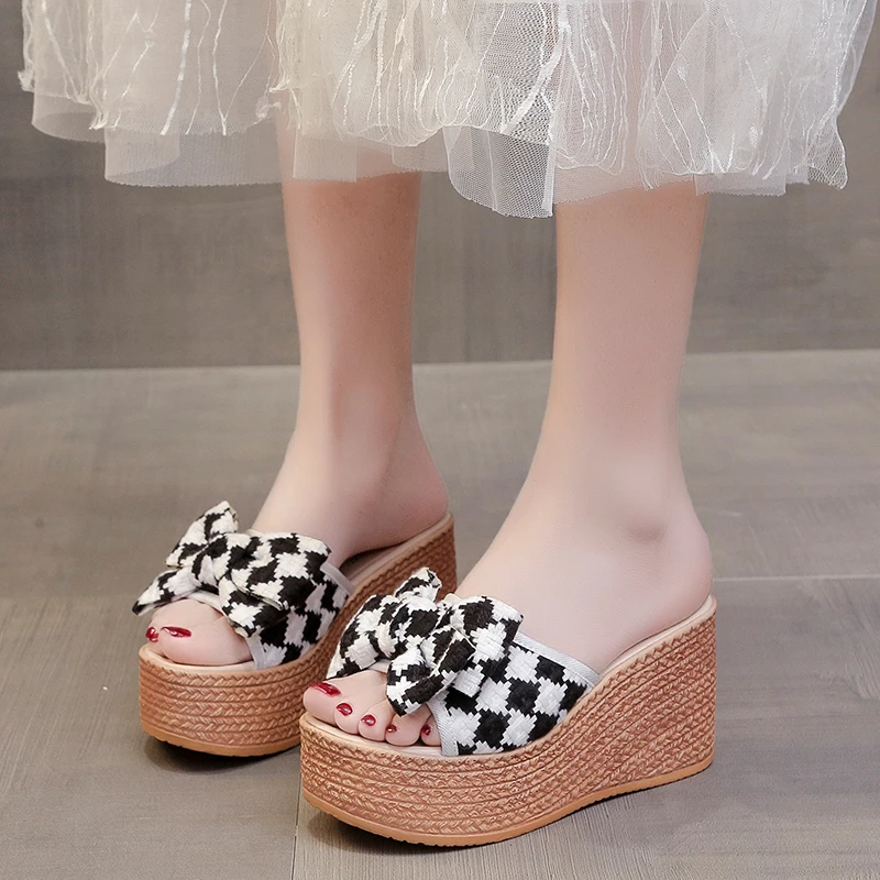 

Женские шлепанцы с бантом, летние шлепанцы в клетку на высоком каблуке 9 см, сандалии на танкетке с открытым носком, 2022