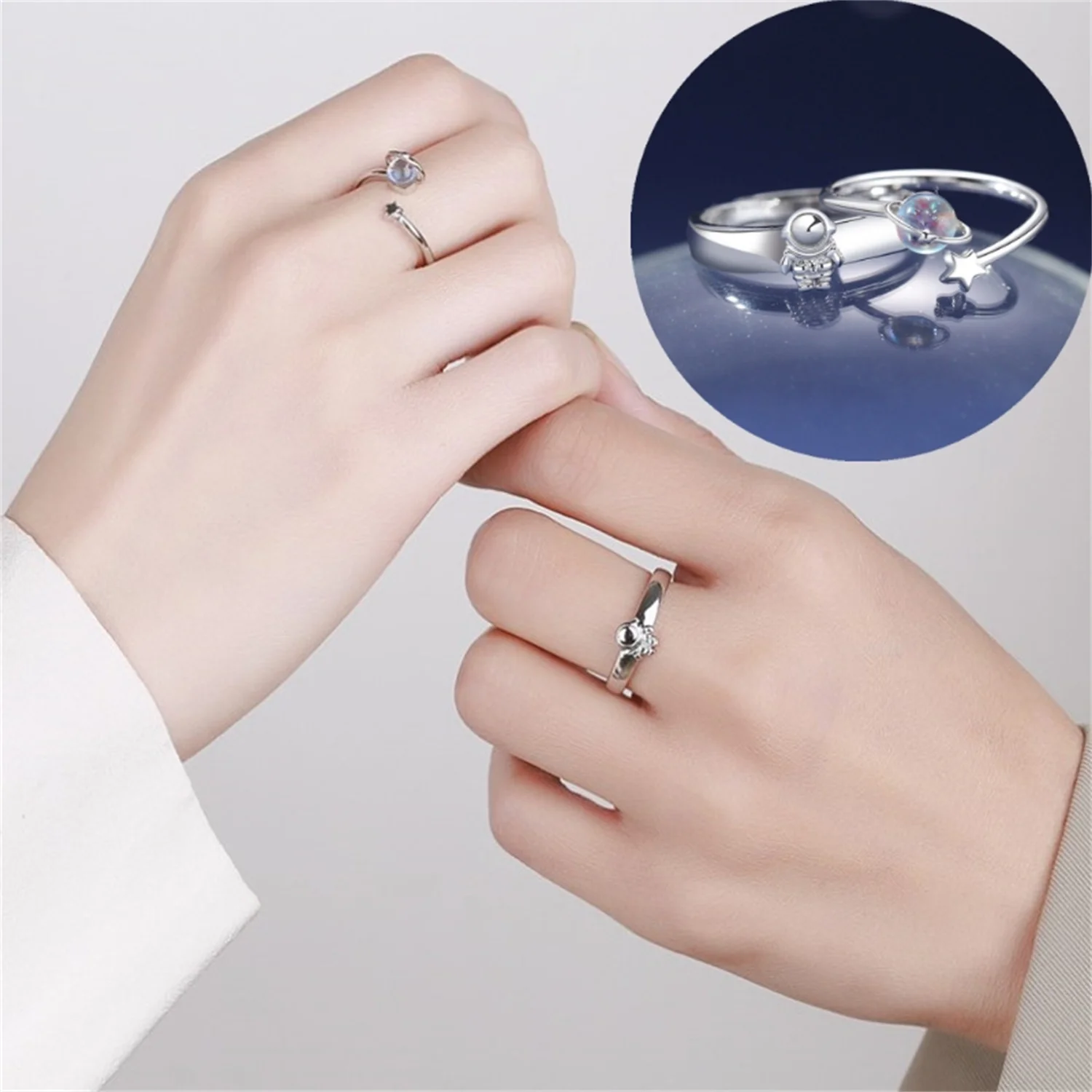 

2Pcs Couple Rings Cute Creative Design Astronaut Planet Spaceman Star Moon Finger Ring for Lover Men Women Jewelry Gift Wedding