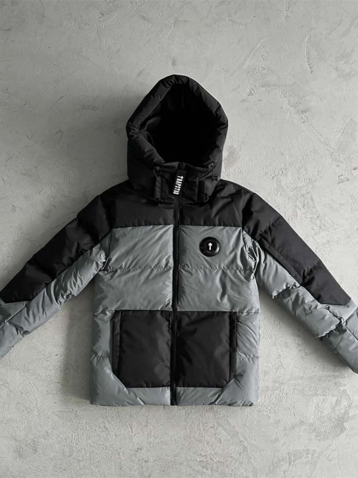 Стильная куртка с вышивкой Trapstar Decoded Puffer серого/черного цвета TRAP высокого