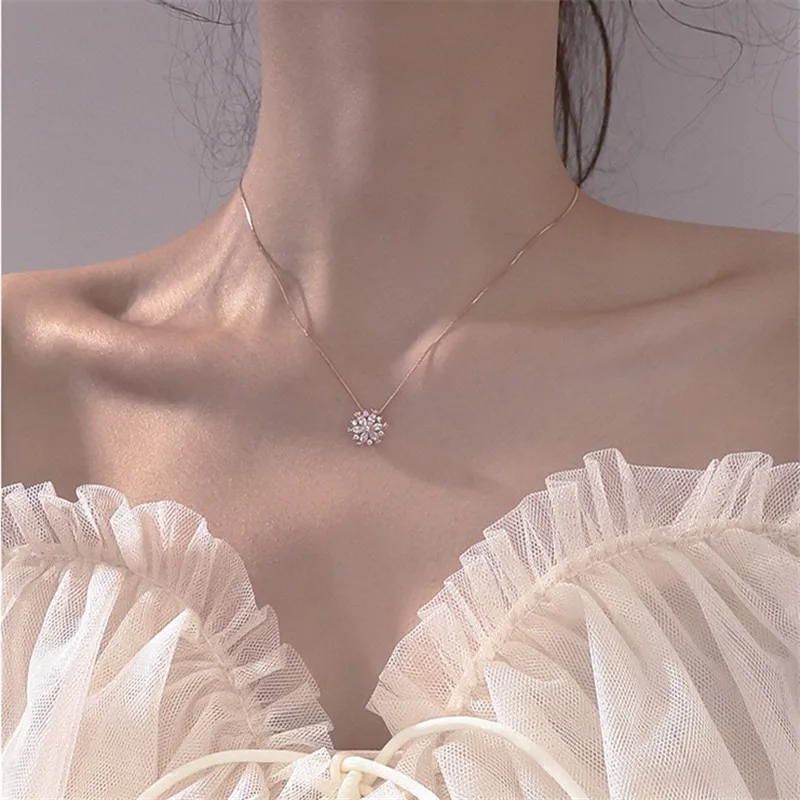 

925 Sterling Silver Flash Diamond Snowflake Necklace Female Niche Design Clavicle Chain Light Luxury Temperament Girlfriend Gift
