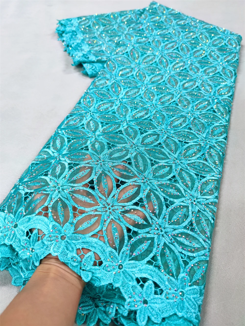 Высококачественная кружевная ткань ручной работы с золотой вышивкой