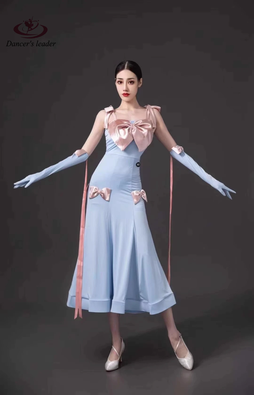 Женское длинное платье с большим бантом современное дизайнерское для бальных