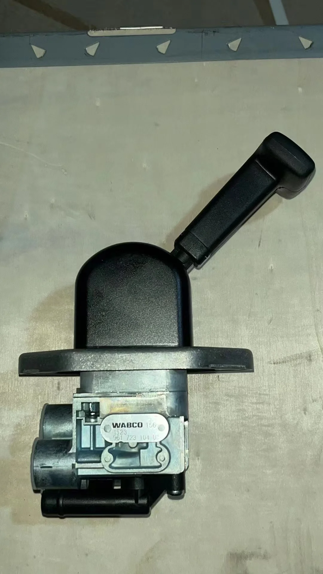 

9617231040 1518235 A0024307981 ручной тормозной клапан КАМАЗ 5490 54901 6580