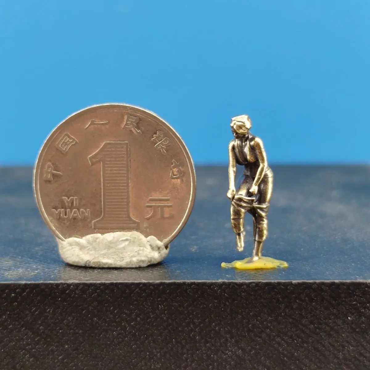 

Миниатюрная медная гардеробная 1/64