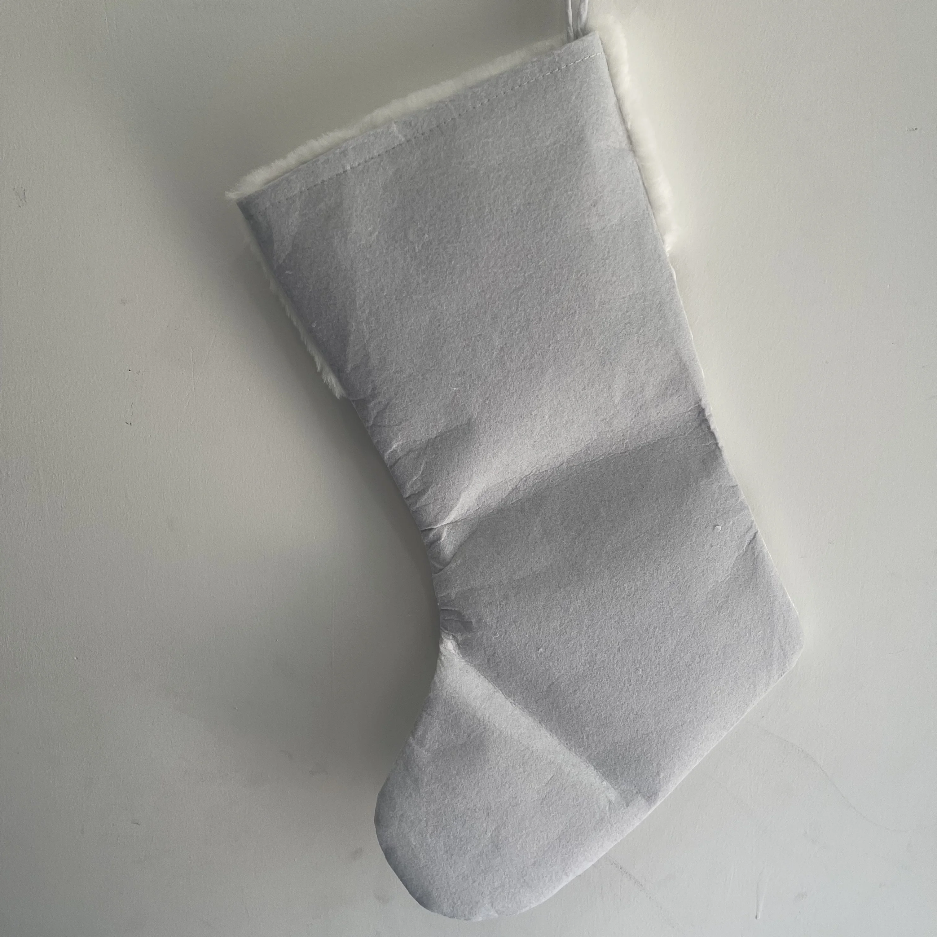 Персонализированные белые рождественские чулки из искусственного меха с именем