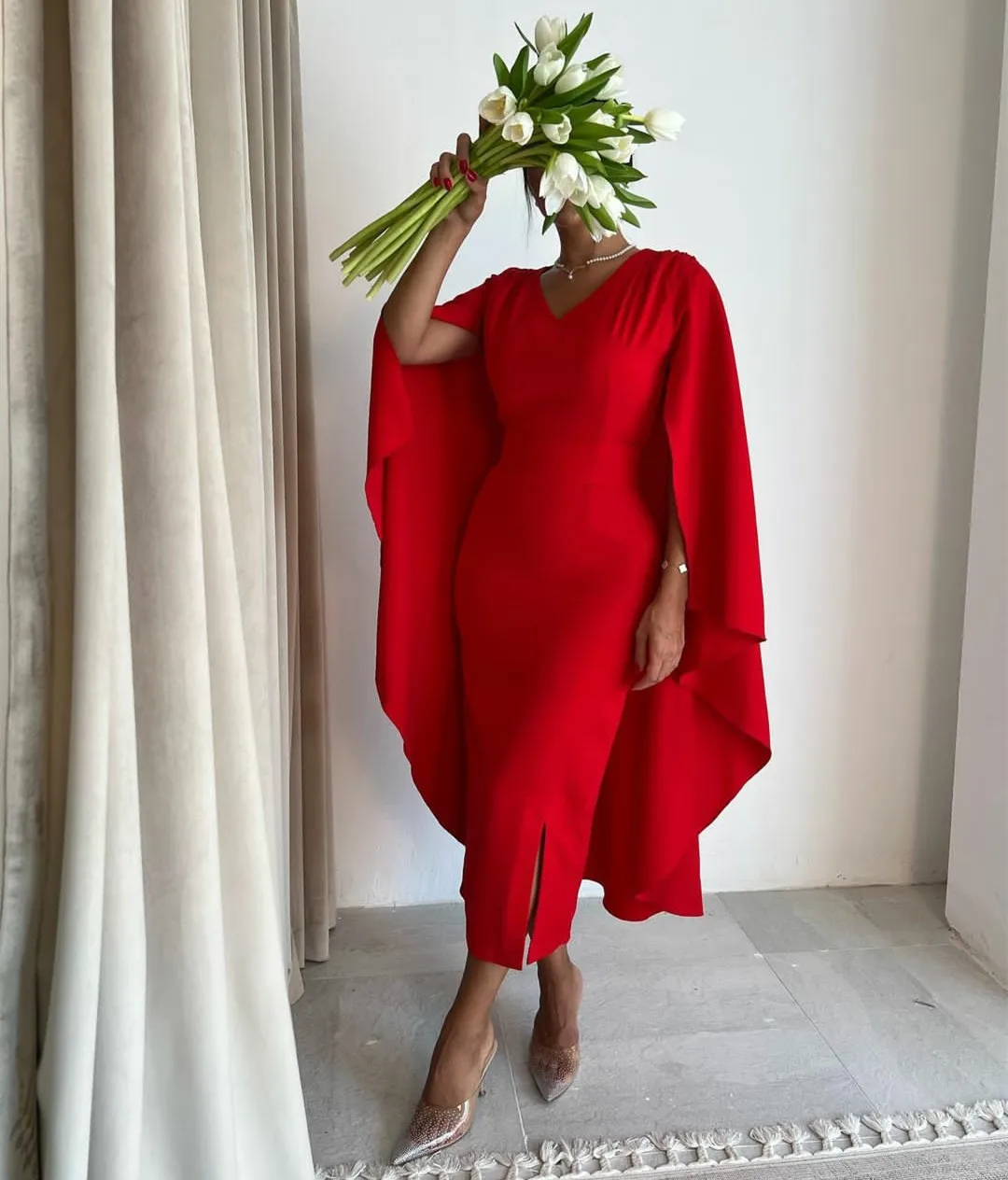 

Элегантные короткие красные вечерние платья из крепа с накидкой, платье-футляр с V-образным вырезом для выпускного вечера, женское платье до середины икры