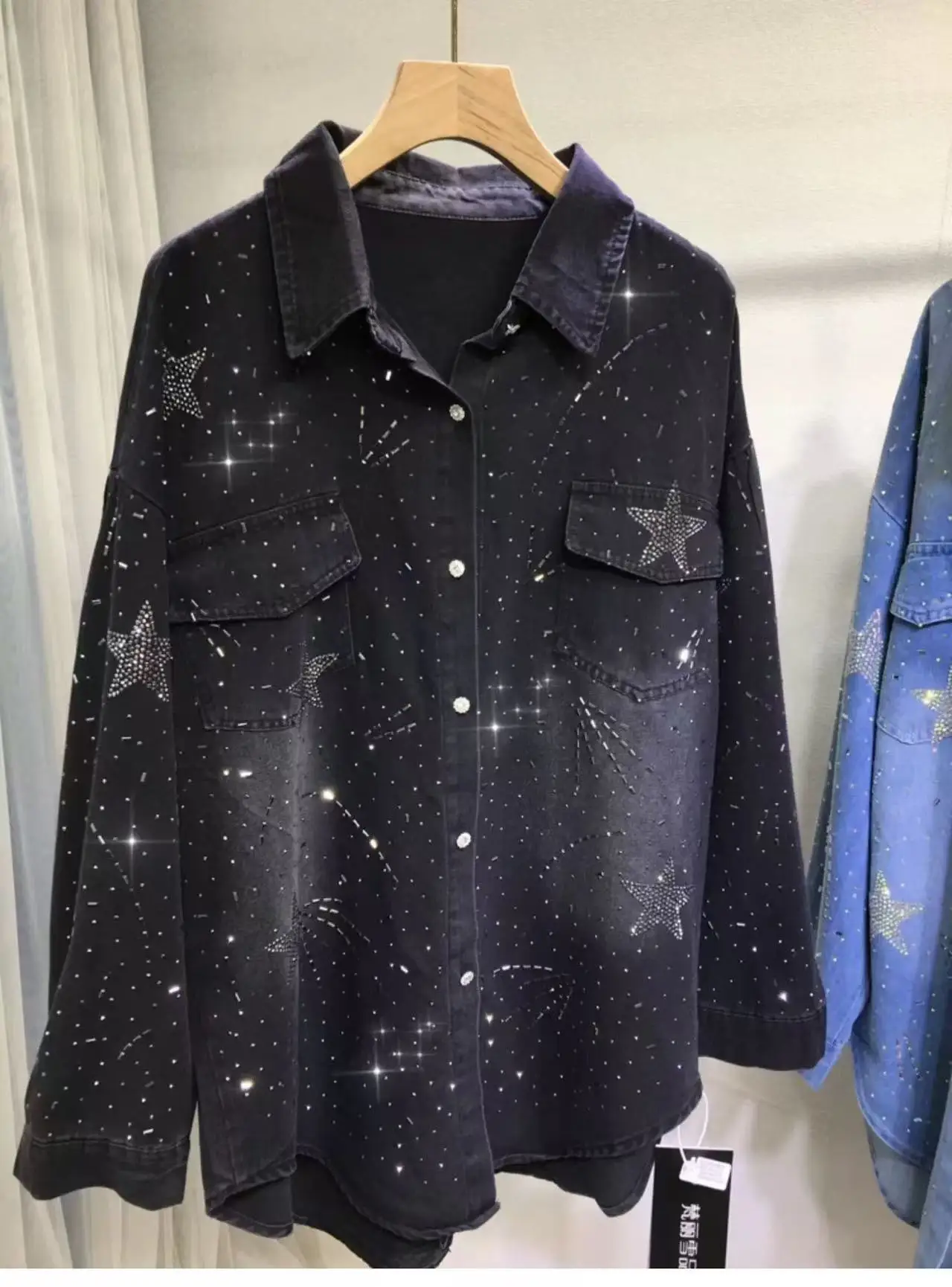 Роскошный стиль джинсовая куртка с карманами и блестящими камнями для женщин