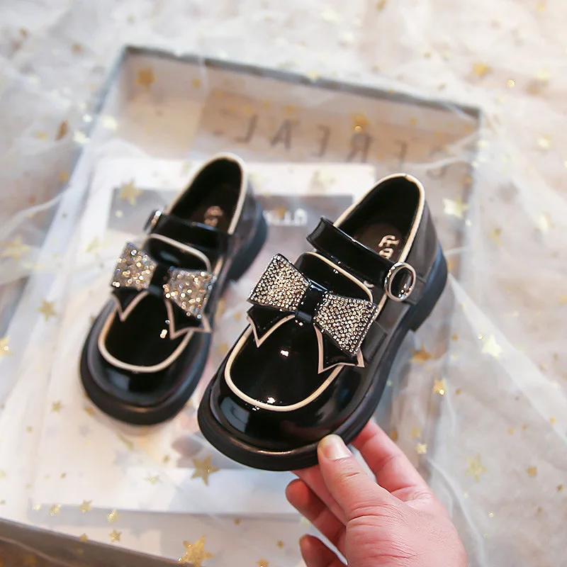 Детская обувь из лакированной кожи с окантовкой женская бантом и петлей весна 2023