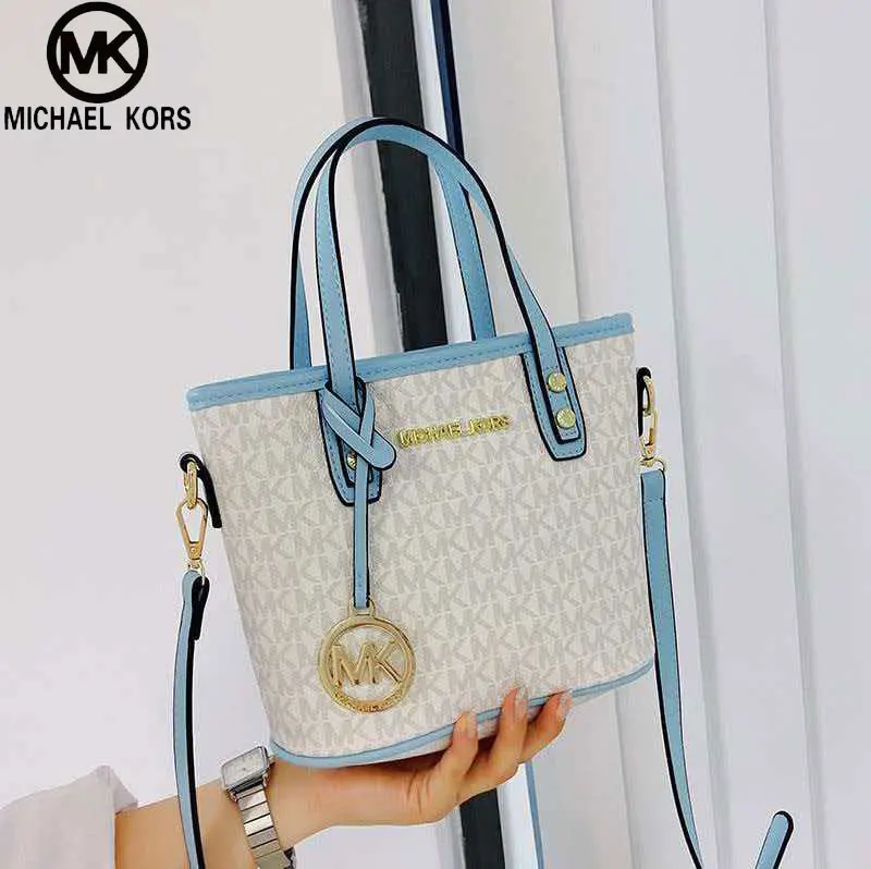 Фото Новая легкая роскошная дорожная сумка Michael Kors Ole Jet Set 2026 из ПВХ с принтом и кожаными элементами, очень маленькая, женская, ручная/через плечо №1