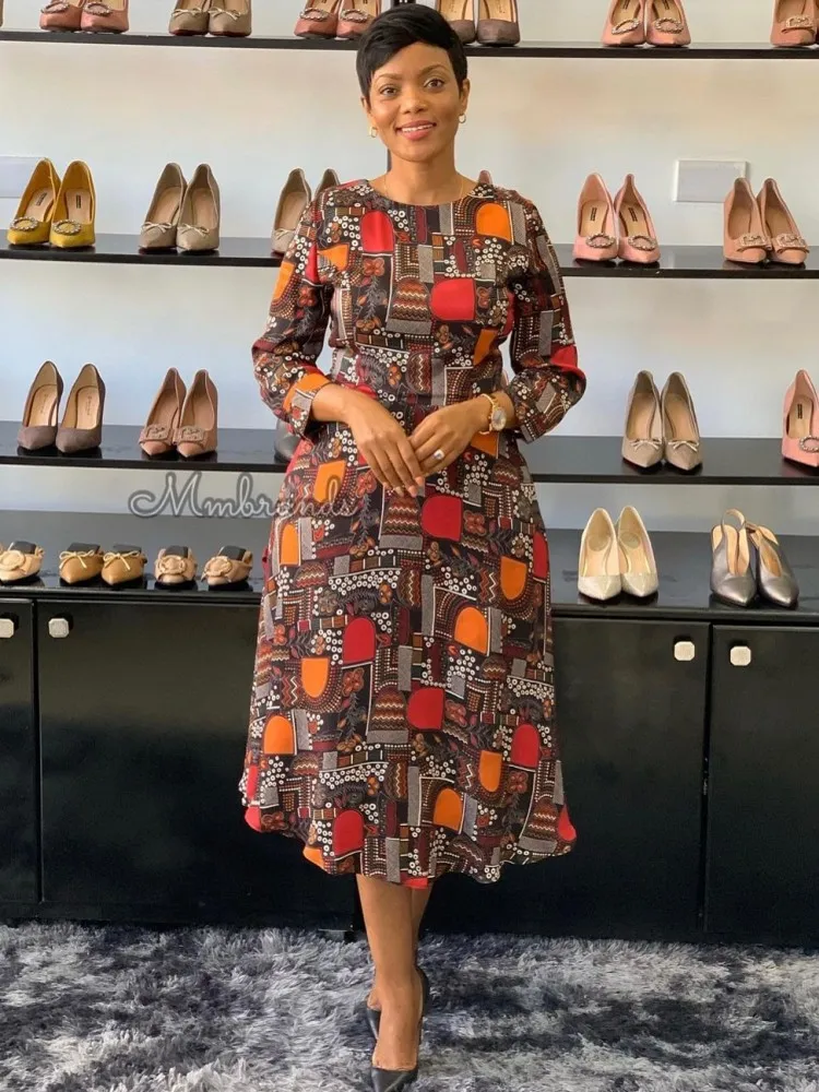 

Платье женское средней длины с круглым вырезом, цветочным принтом и оборками