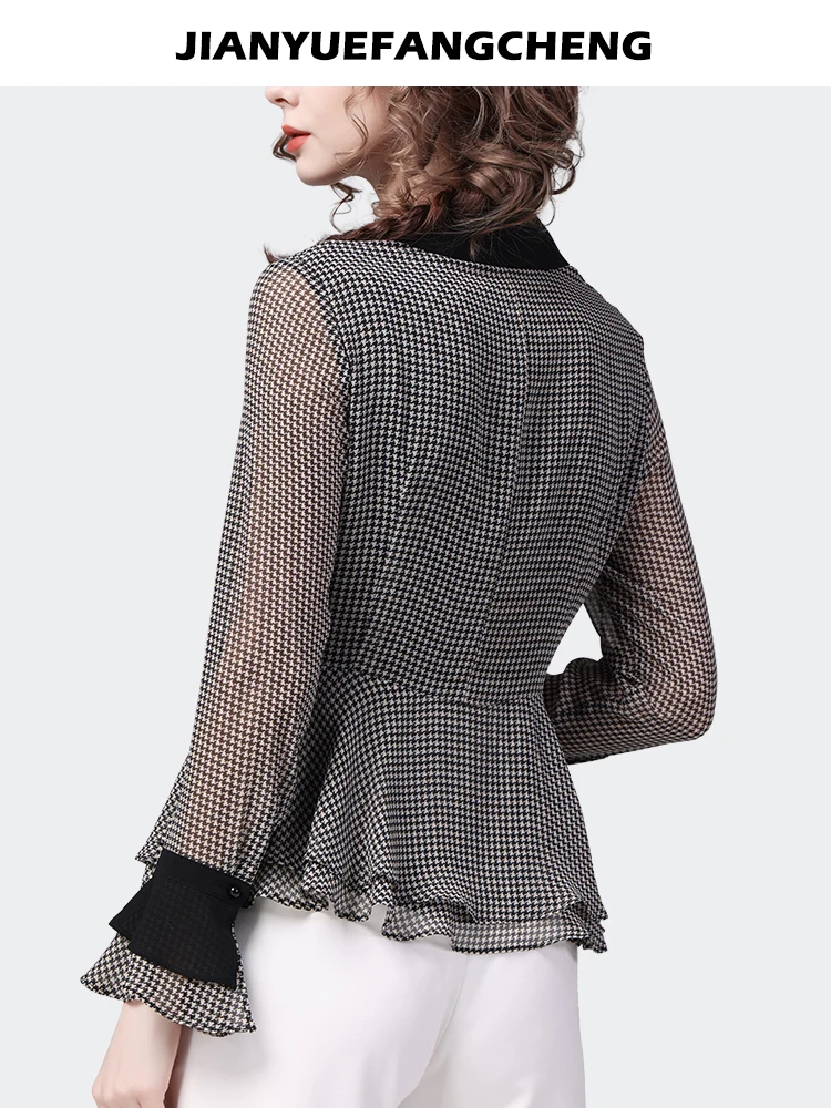 Модная женская черно-белая клетчатая рубашка с длинным рукавом и V-образным