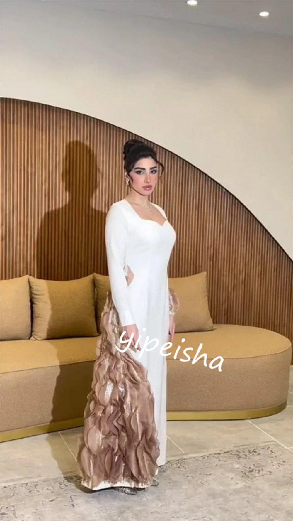 Платье-футляр с оборками и квадратным вырезом