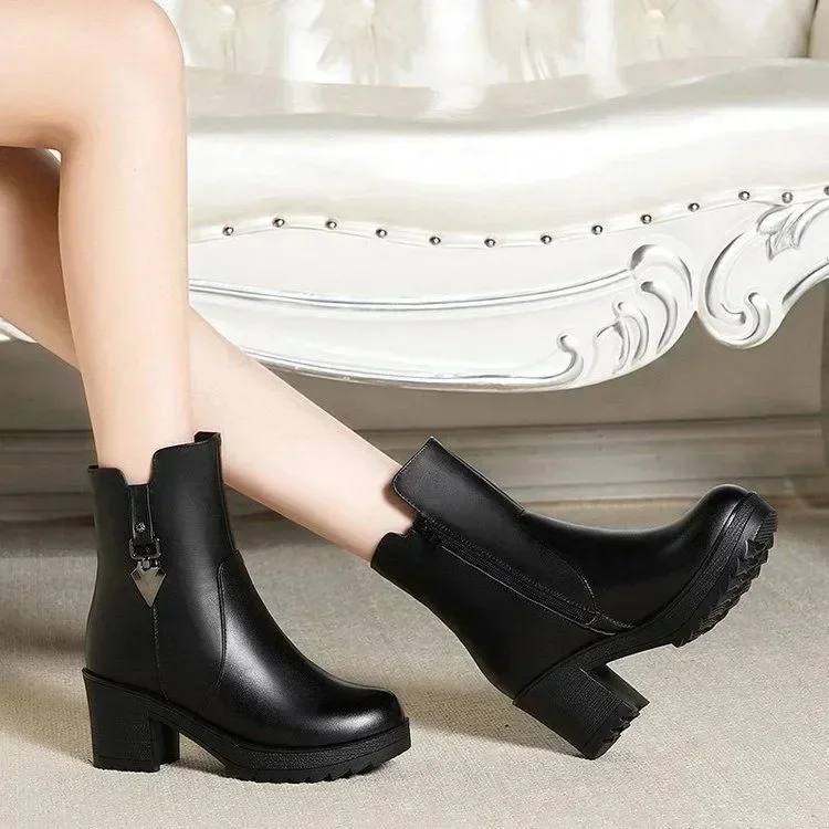 Женские зимние ботинки на толстом плюшевом каблуке цвета в ассортименте