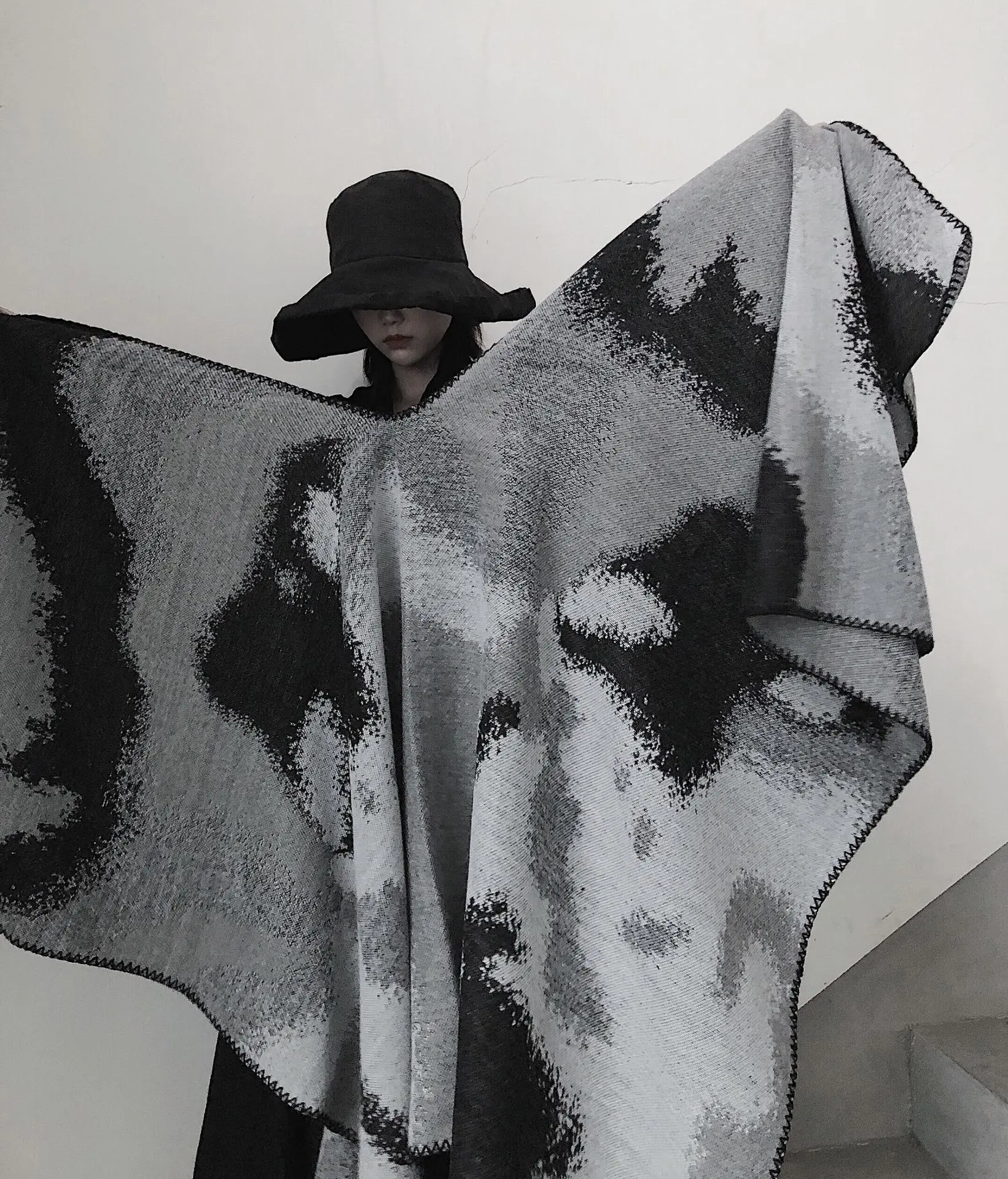 

Искусственная кашемировая флисовая куртка в скандинавском стиле ретро чёрный белый Принт пончо кардиган теплое одеяло накидка из пашмины ...