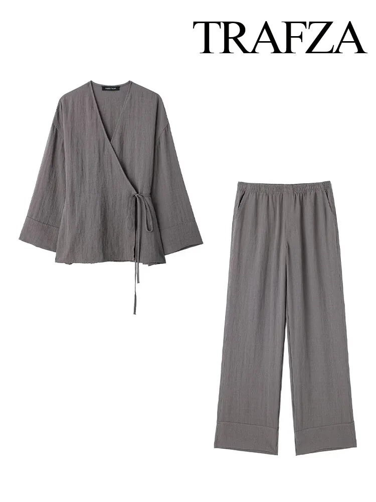 Женский комплект из блузки и брюк с V-образным вырезом