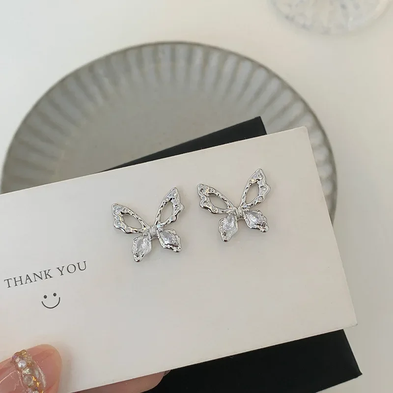 Элегантные женские серьги-гвоздики из серебра пробы