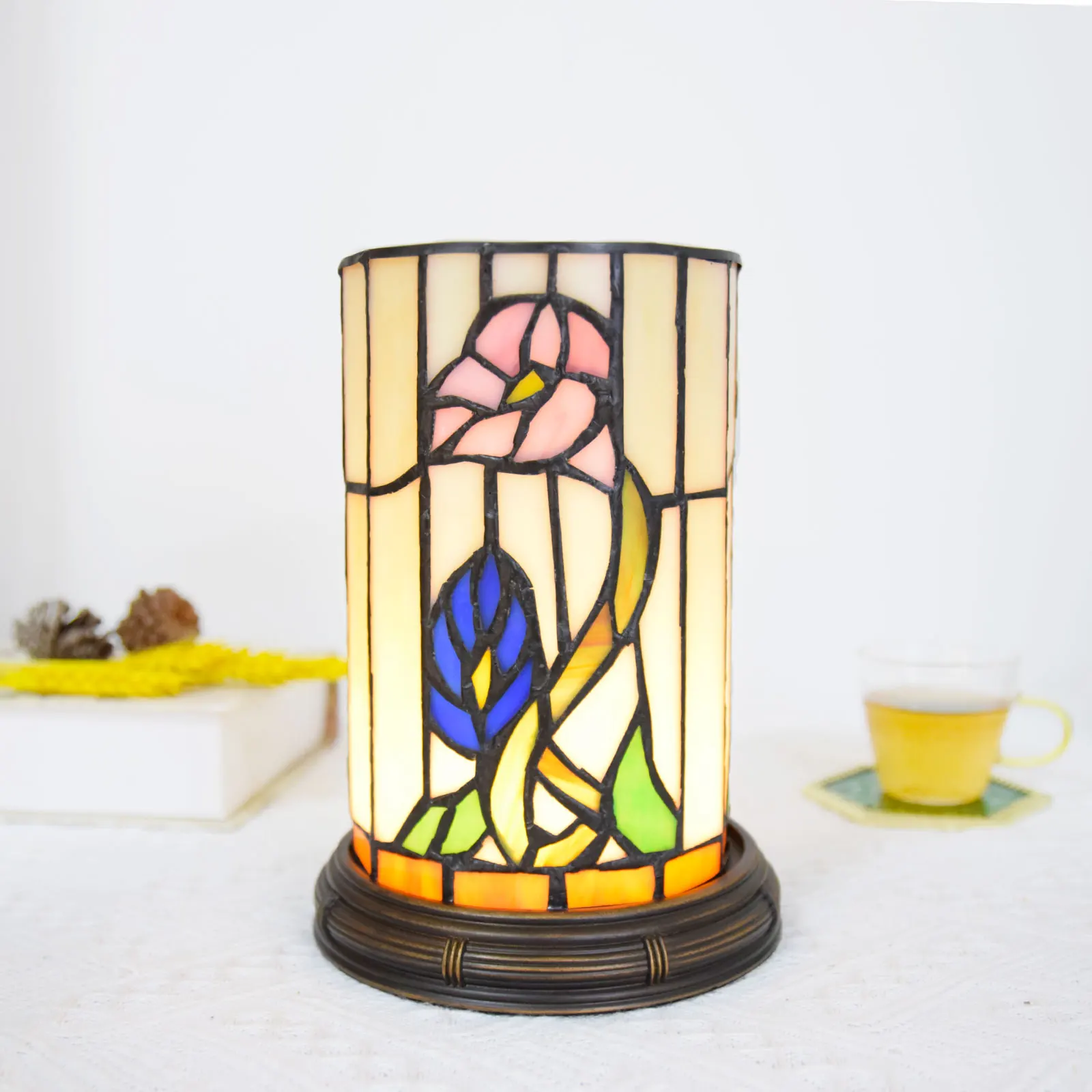 

Винтажная декоративная настольная лампа из витражного стекла в европейском стиле с USB, трехцветный светильник для спальни, комнаты, прикроватный маленький ночник, подарок
