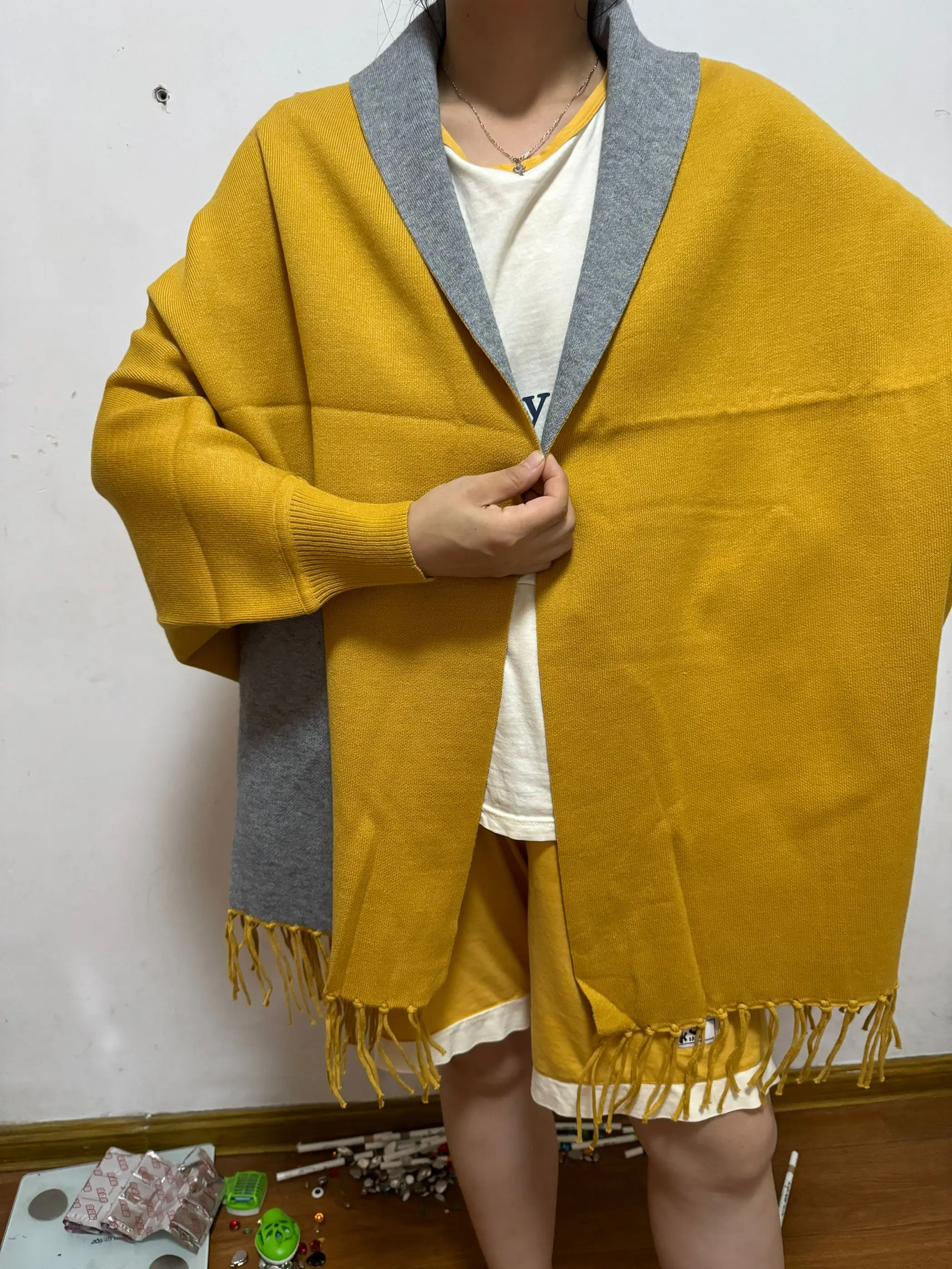 Женское зимнее трикотажное пальто-пончо с бахромой