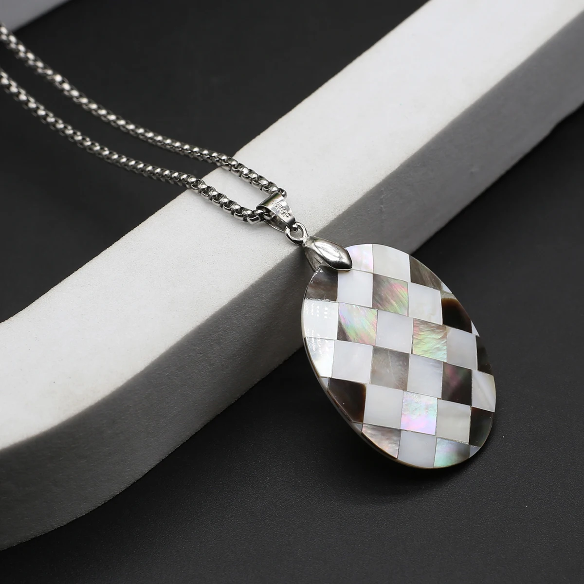 

Natural Mother-of-pearl Shell Pendant Oval Shape for Fashion Jewelry Making DIY Women Girls' Necklace Party Gifts