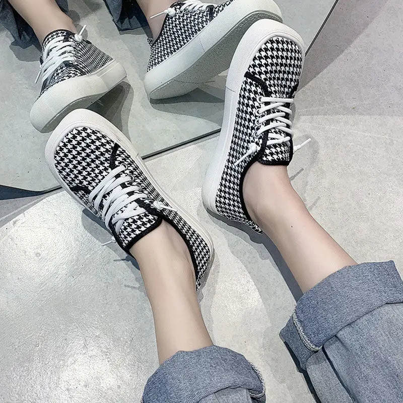 Women's Spring Summer Canvas Shoes Women Low Top Sneakers Wide Toe Lace Up Trainers Shoes 2023 Woman Vulcanized Sports Shoes