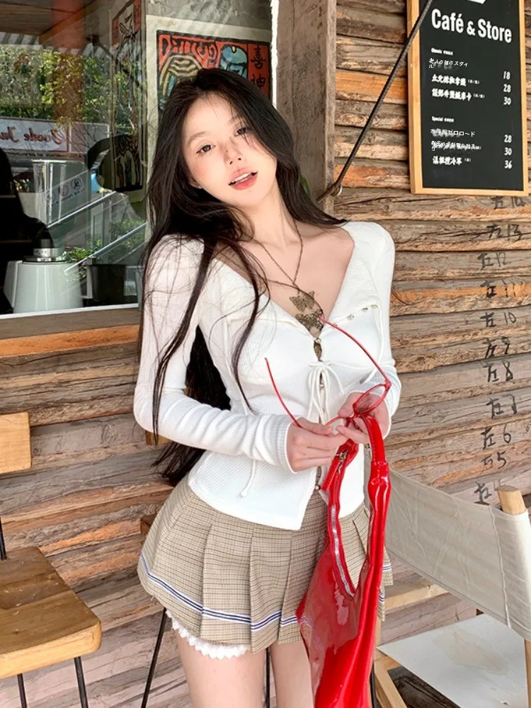 Осень и зима Популярный в этом году белый топ со шнуровкой v-образным вырезом