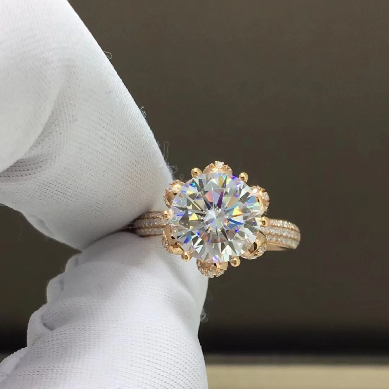 

18 K Rose Gold Female 1 Carat Ice Queens Moissanite Suitable For Women's Proposal Ring