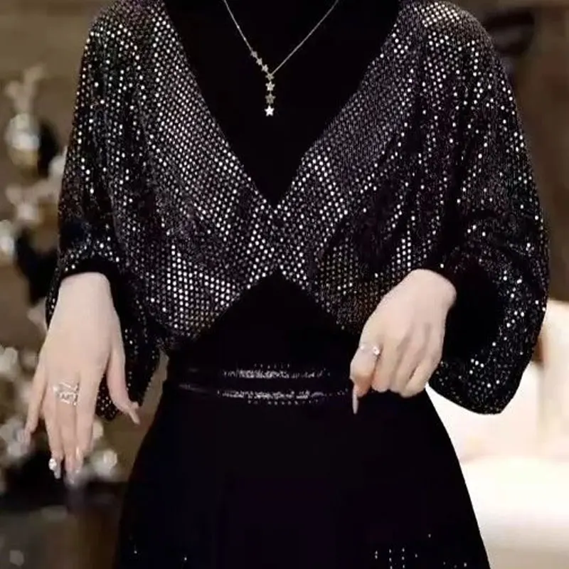 

Блузка женская демисезонная свободная с длинным рукавом и блестками