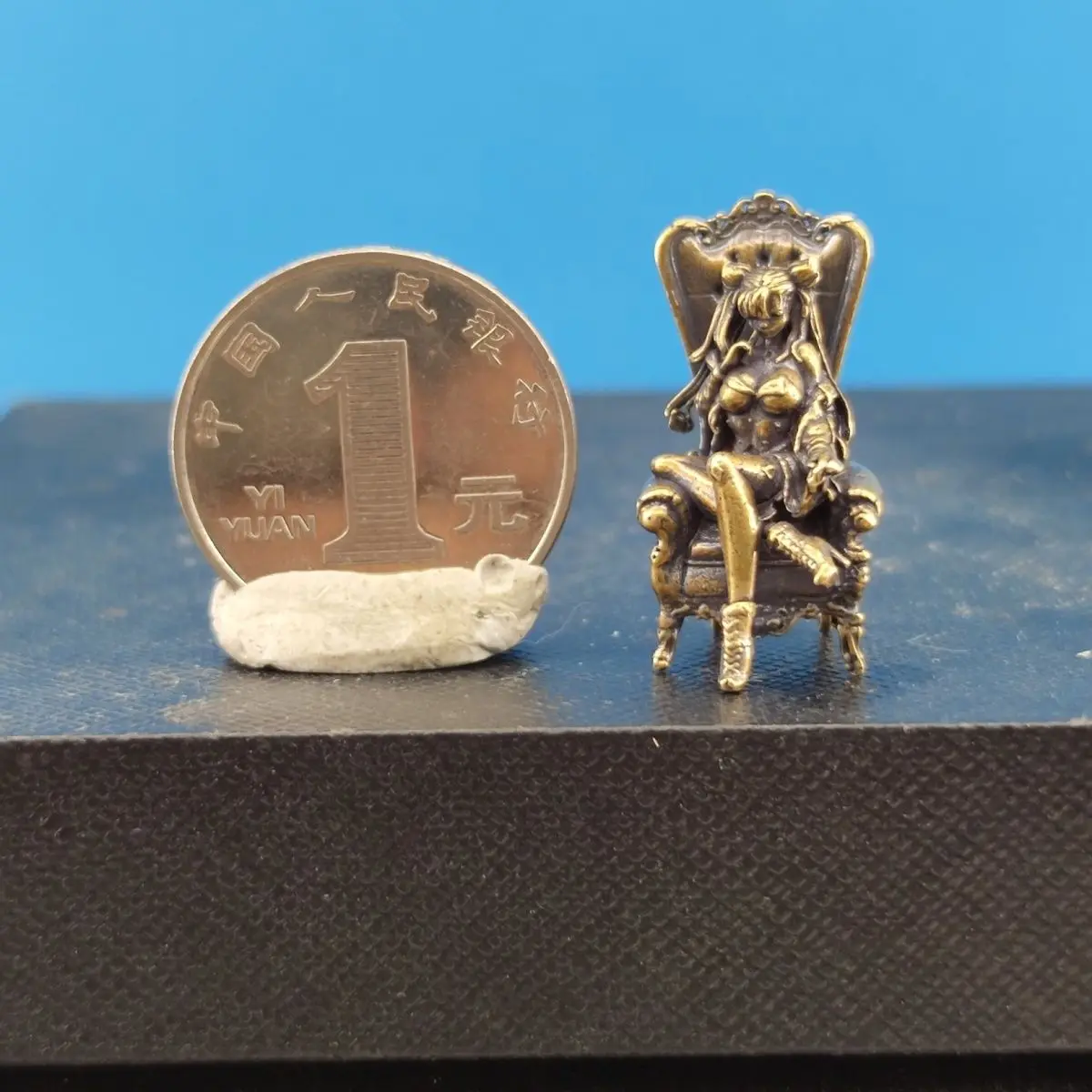 Медная статуэтка девушки