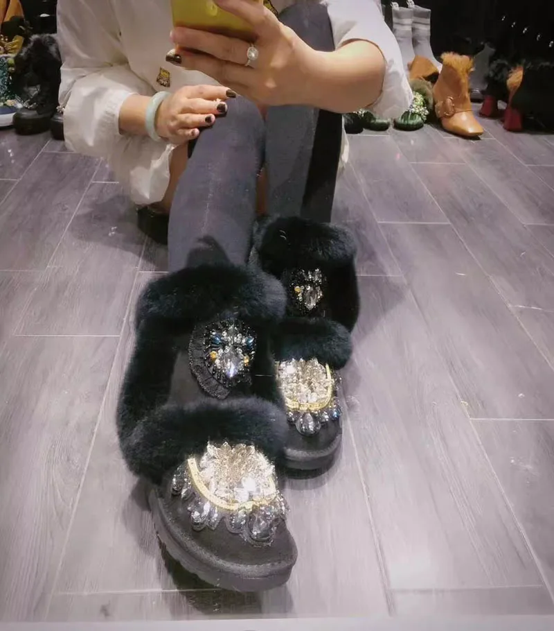 Зимние ботинки с вышивкой круглым носком