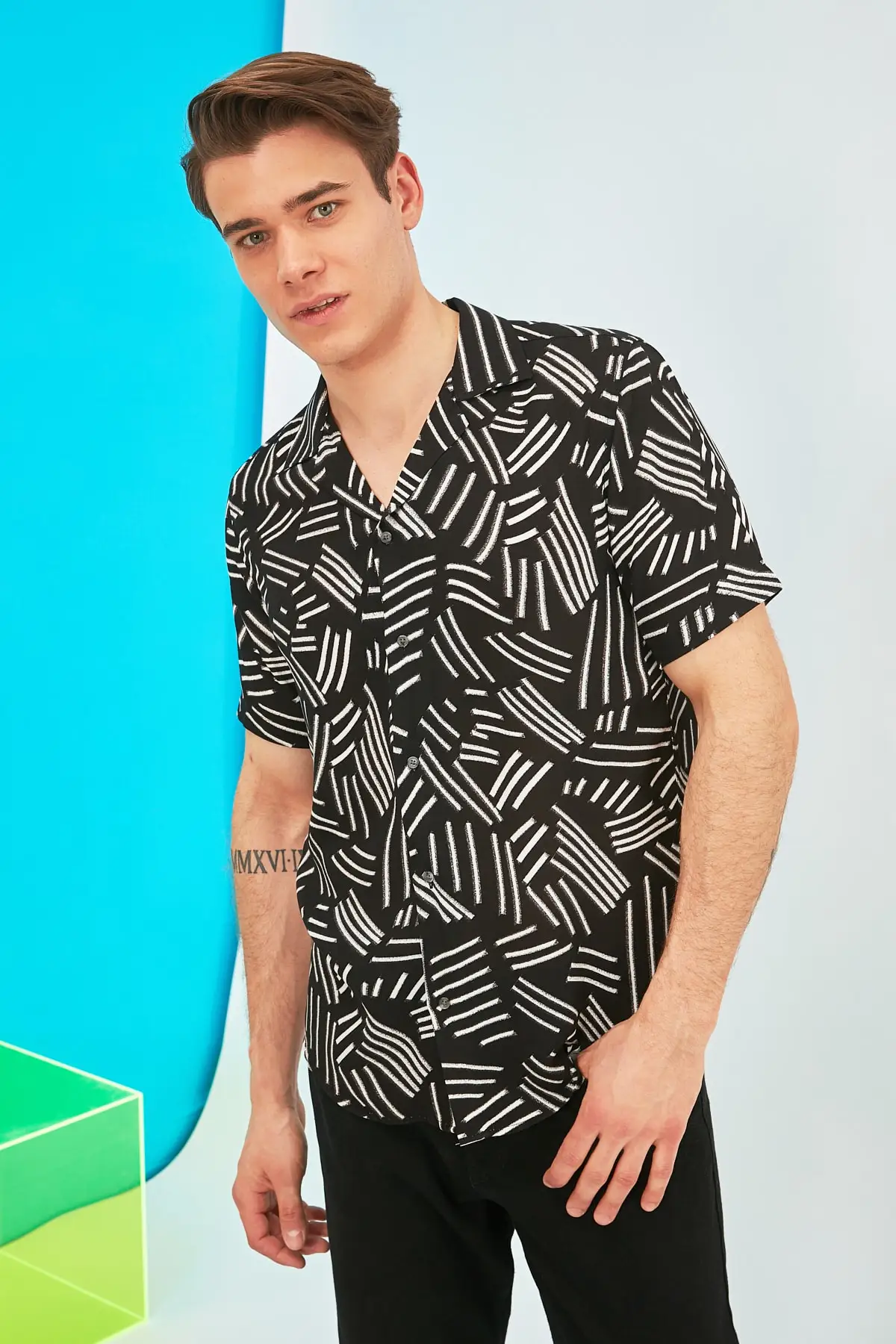 

Men's Relax Fit Apaş Collar Short Sleeve Geometric Shirt TMNSS21GO0950