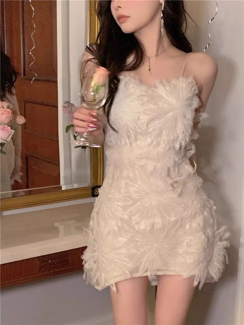 Женское шифоновое платье с перьями белое кружевное ажурное на бретелях-спагетти