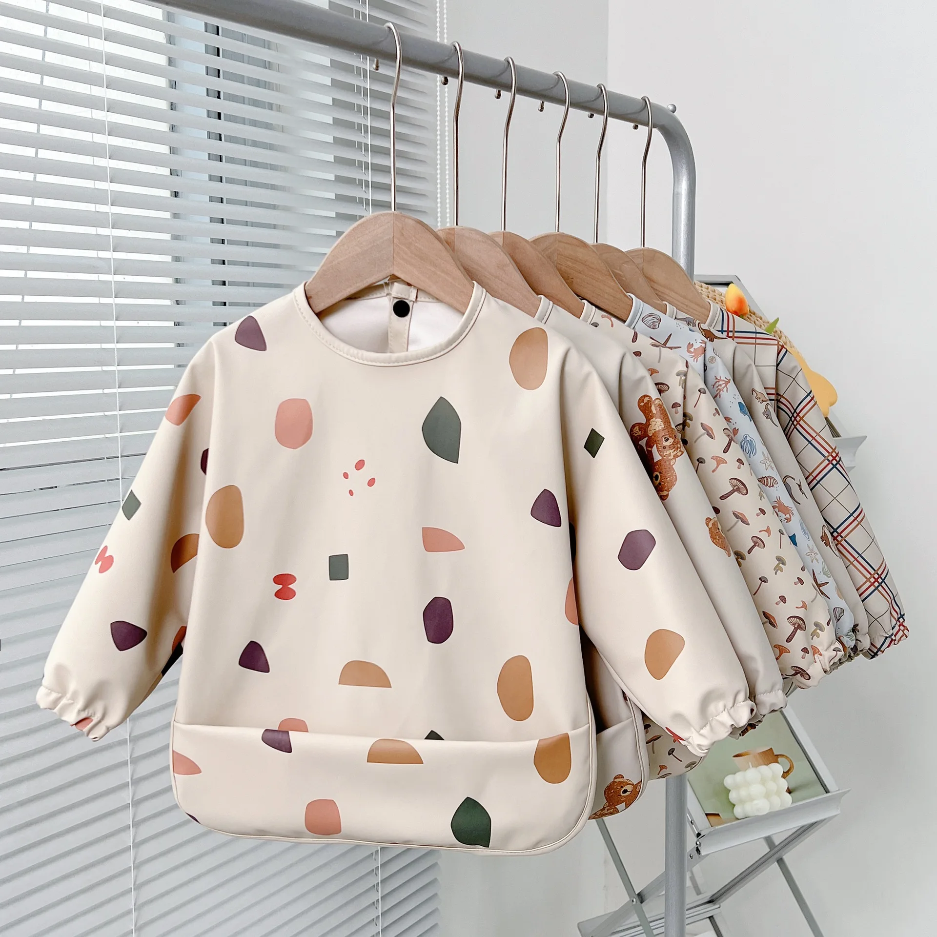 

Baby Feeding Bibs With Long Sleeves Infant Boys Girls Cute Cartoon Print Bib Aprons Easy Clean Children Waterproof Art Smocks