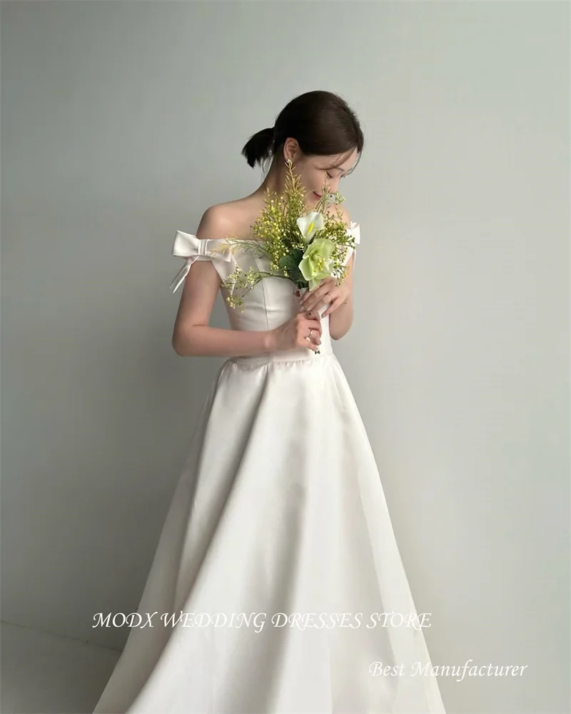 Платье свадебное атласное ТРАПЕЦИЕВИДНОЕ с открытыми плечами и бантом |