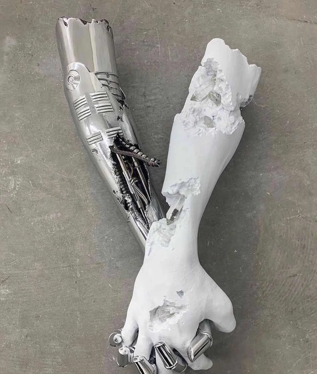 

Mechanical hands Wall hanging decoration Crafts ornaments Sculpture Crystal is corroded Abstract figure living room decoration