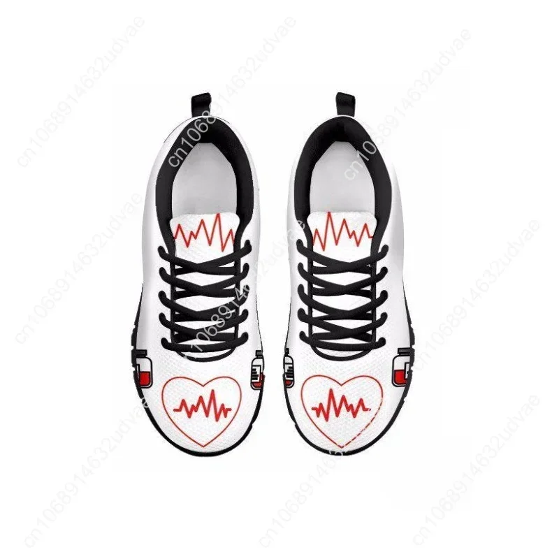 Женские кроссовки дышащие сетчатые плоская подошва с принтом сердца для