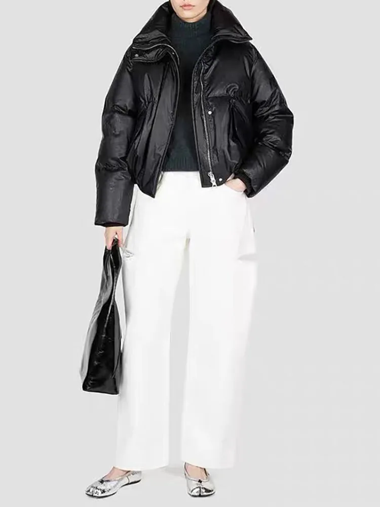 

Женская куртка на белом утином пуху с длинным рукавом и высоким воротником на молнии